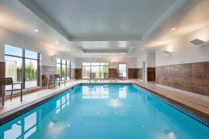 Bazén v ubytování Snoqualmie Inn by Hotel America nebo v jeho okolí