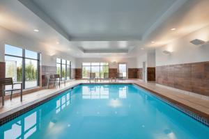 a large swimming pool in a hotel room at Snoqualmie Inn by Hotel America in Snoqualmie