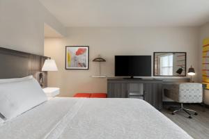 Postel nebo postele na pokoji v ubytování Snoqualmie Inn by Hotel America