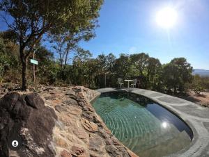 卡瓦爾坎特的住宿－Chácara Morro da Pedra，岩石壁上的小型游泳池