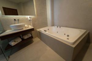 Koupelna v ubytování Sara N Hotel & Spa + 28 fotografií