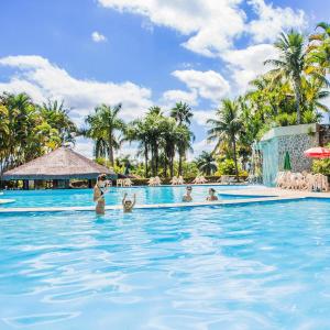 un gruppo di persone in una piscina in un resort di Flat no Aldeia das Águas (Deluxe) a Barra do Piraí