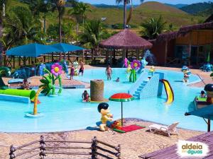a group of people in a pool at a resort at Lindo Flat no Aldeias das Águas in Barra do Piraí