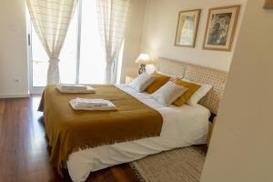 a bedroom with a large bed with two plates on it at QUINTA DOS MONTEIROS - 3 Quartos com Piscina in Resende