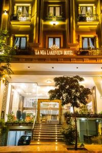 LA MIA Lakeview Hotel في بلاي كو: مبنى فيه درج امام مبنى