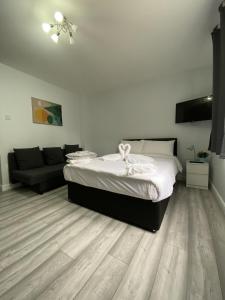 sypialnia z łóżkiem i kanapą w obiekcie Comfortable - Cosy - Budget Studios in City Center w Londynie