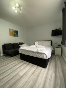 un dormitorio con una cama y un sofá en Comfortable - Cosy - Budget Studios in City Center, en Londres 74 fotos más