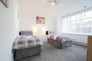 QUINTON PARK HOUSE,5 bedrooms house with 7 beds,3x double beds and 4x singles beds, 2x toilet,2x bathrooms,sleeps 7-10 people