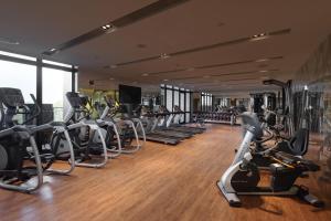 een fitnessruimte met een rij loopbanden en cardio-apparatuur bij Crowne Plaza Tainan, an IHG Hotel in Anping