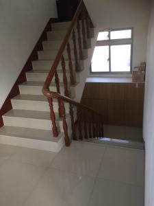 a staircase in a building with a window at 美麗的民宿 可電洽民宿 in Beigan