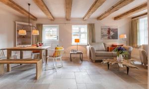 欧巴德伍斯图Schipperhaus 01的客厅里有一张桌子和一张沙发