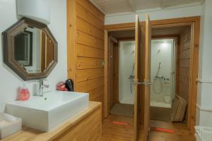 a bathroom with a white sink and a shower at Koishiya Male DormitoryーVacation STAY 67372 in Yokokura