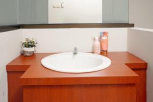 梭羅的住宿－DPARAGON SUMBER，浴室的柜台设有水槽和镜子