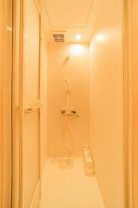 W łazience znajduje się prysznic i umywalka. w obiekcie ArtBar & GuestHouse ennova w mieście Atami