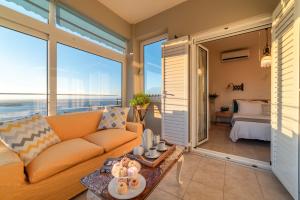 Posedenie v ubytovaní Filia's Stunning Sea View Apartment