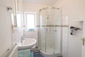 a bathroom with a sink and a shower at FeWo Engler Lüneburg Gellersstraße in Lüneburg +10 photos