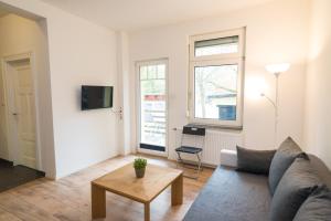 sala de estar con sofá y mesa en FeWo Engler Lüneburg Gellersstraße, en Lüneburg