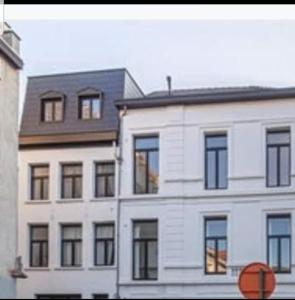 een groot wit gebouw met ramen aan de zijkant bij Uitzicht op het MAS in Antwerpen