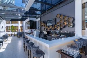 Nápoje v ubytování CySuites Apartment Hotel