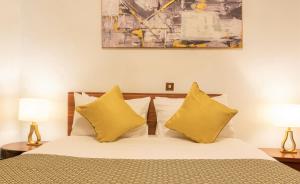 Postel nebo postele na pokoji v ubytování CySuites Apartment Hotel