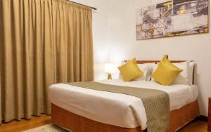 Postel nebo postele na pokoji v ubytování CySuites Apartment Hotel