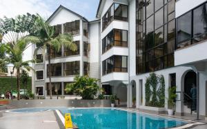 Bazén v ubytování CySuites Apartment Hotel nebo v jeho okolí