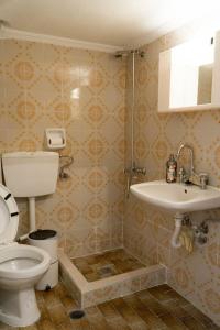 A bathroom at Zoi Apartments