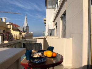 een tafel met fruit op het balkon bij king's tower by Férias em Figueira in Figueira da Foz