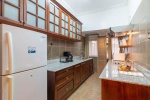 Kuchyň nebo kuchyňský kout v ubytování CySuites Apartment Hotel