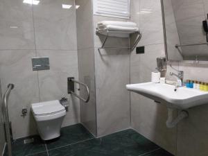 La salle de bains est pourvue d'un lavabo et de toilettes. dans l'établissement RUA WORLD HOTEL, à Bostaniçi