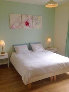 a bedroom with a large white bed with two lamps at Joli Appartement Le Gutenberg T2 4p Quartier Mirabeau Proche Gare in Tours