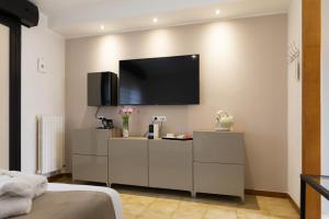 sypialnia z telewizorem z płaskim ekranem na ścianie w obiekcie Tursport w mieście Tarent