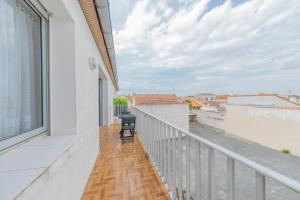 un balcon avec une chaise et une vue sur une rivière dans l'établissement Résidence Clemenceau 1, à Royan 11 autres photos