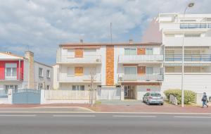 une voiture garée sur un parking devant un immeuble dans l'établissement Résidence Clemenceau 1, à Royan