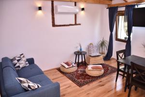 uma sala de estar com um sofá azul e uma mesa em Bruno Old town apartments em Rovinj