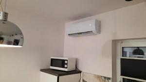 Telewizja i/lub zestaw kina domowego w obiekcie APARTAMENTY LAS Zator
