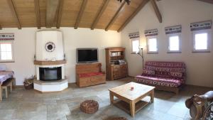ein Wohnzimmer mit einem Sofa und einem TV in der Unterkunft The Guesthouse in Saint-George