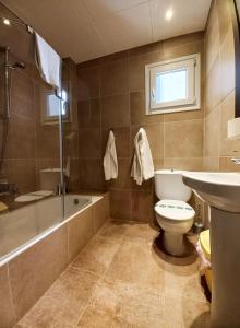 La salle de bains est pourvue d'une baignoire, de toilettes et d'un lavabo. dans l'établissement Hotel Alegret, à Tremp