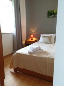 sypialnia z łóżkiem, lampą i oknem w obiekcie Apartment Toncic w mieście Benažići +22 zdjęcia
