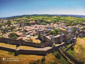- une vue aérienne sur un château dans un village dans l'établissement La petite maison dans la bastide, à Carcassonne