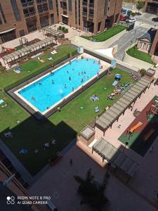 an overhead view of a large swimming pool with people in it at Apartamento ideal para familias in Valencia