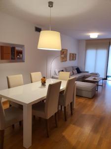 sala de estar con mesa, sillas y sofá en Apartamento ideal para familias en Valencia