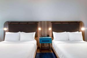 Postel nebo postele na pokoji v ubytování TRYP by Wyndham Orlando