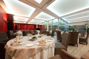 a dining room with a table and chairs at Italiana Hotels Cosenza in Cosenza