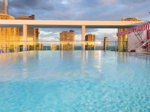 Bassein majutusasutuses Novotel Miami Brickell või selle lähedal