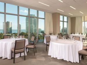 Restoran või mõni muu söögikoht majutusasutuses Novotel Miami Brickell