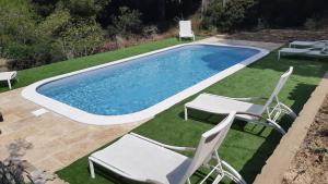 BASTIDE PRESQU ILE DE GIENS SUPERBE VUE MER PISCINE内部或周边的泳池