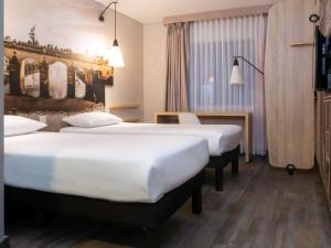 ibis Chia客房内的一张或多张床位