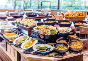 un buffet con molti piatti su un tavolo di APA Hotel & Resort Ryogoku Eki Tower a Tokyo