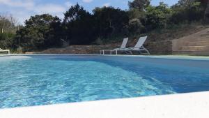 BASTIDE PRESQU ILE DE GIENS SUPERBE VUE MER PISCINE内部或周边的泳池